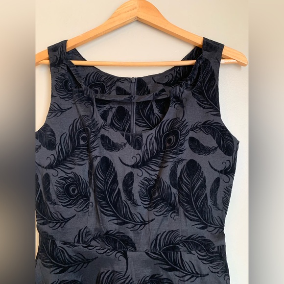 VOODOO VIXEN RETRO Dress Pin UP 50s  FEATHER FLOCKED Black Rockabilly Nwt Size L - Picture 2 of 9